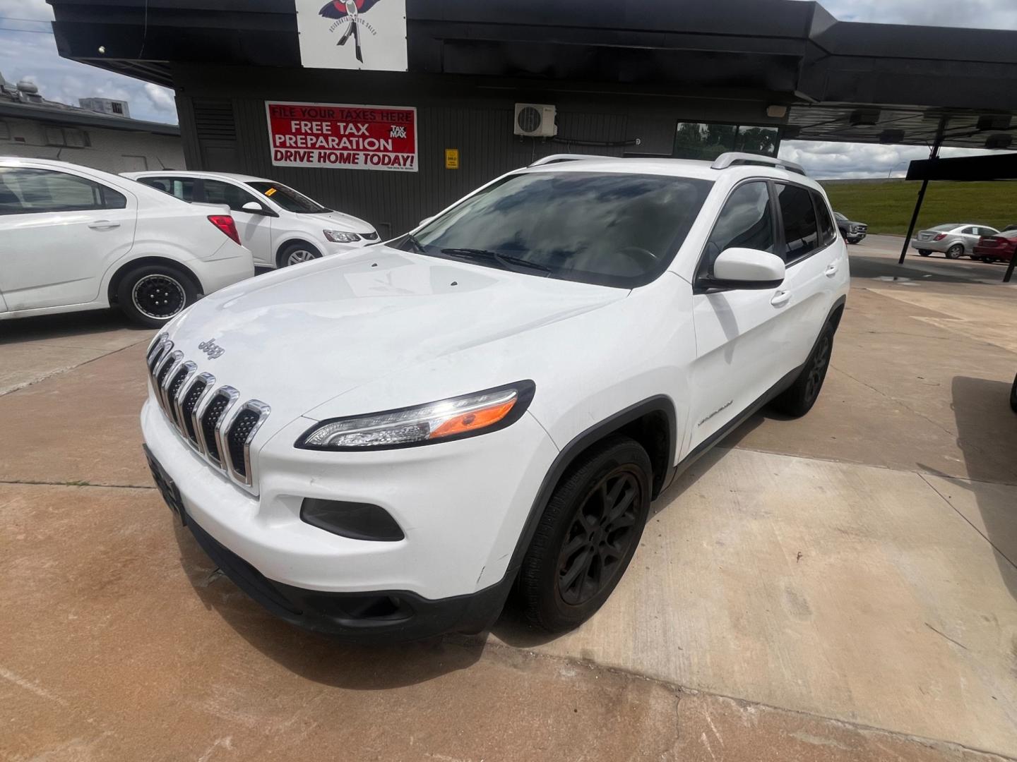 2015 WHITE JEEP CHEROKEE LATITUDE Latitude FWD (1C4PJLCB3FW) with an 2.4L L4 DOHC 16V engine, 9-Speed Automatic transmission, located at 8101 E. Skelly Dr., Tulsa, OK, 74129, (918) 592-3593, 36.121891, -95.888802 - Photo#0